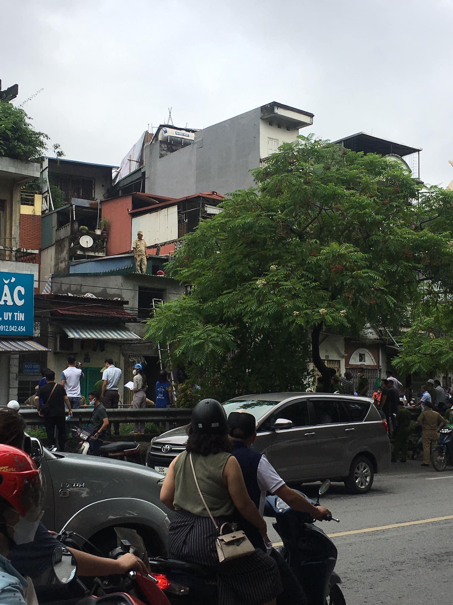 HN: Công an thông tin việc cảnh sát xuất hiện, dân phòng bắc thang lên nhà dân ở phố Lê Duẩn - 2