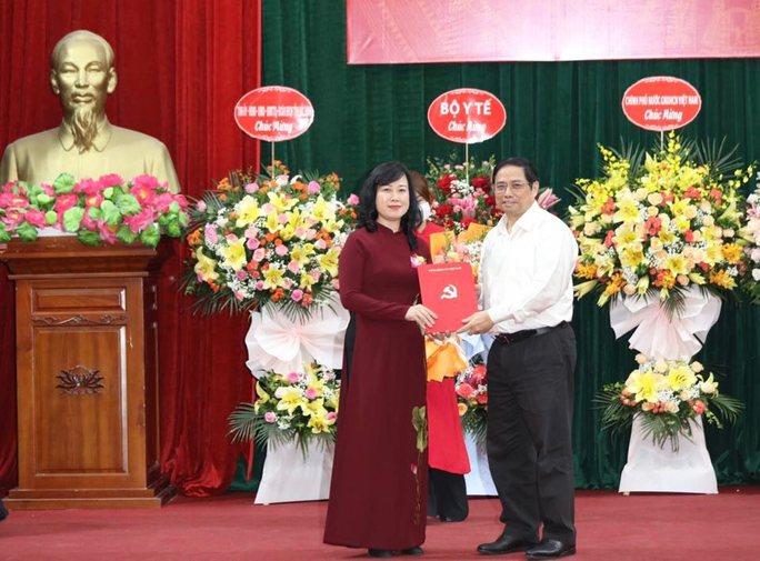Thủ tướng Phạm Minh Chính trao quyết định giao Quyền Bộ trưởng cho bà Đào Hồng Lan