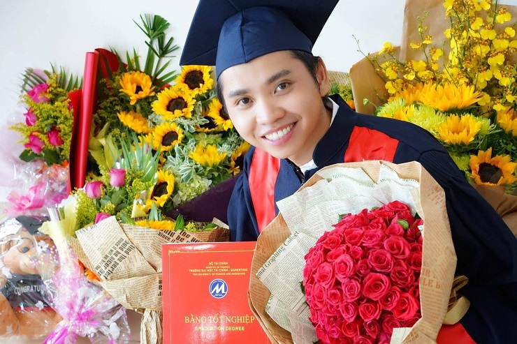 Mặc dù mồ côi cả cha lẫn mẹ, phải tự bươn trải lấy tiền ăn học nhưng anh Phú vẫn tốt nghiệp 2 trường Đại học.