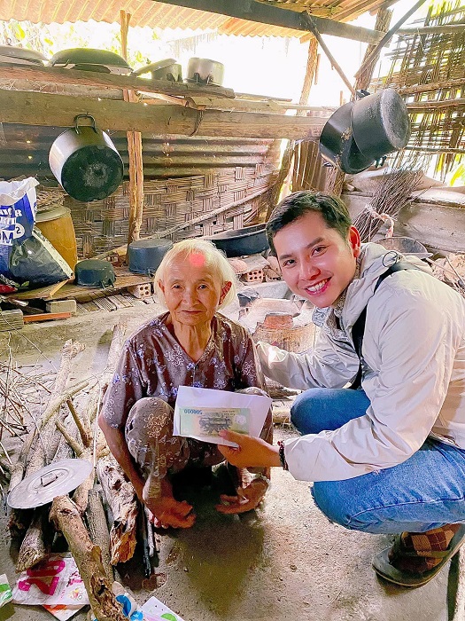 Anh Phú thường xuyên thăm hỏi, tặng quà cho các hoàn cảnh khó khăn.