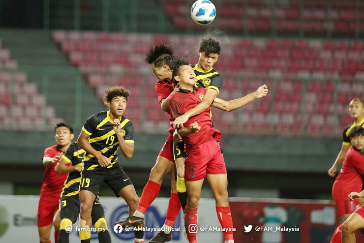U19 Malaysia (áo vàng) xuất sắc hạ U19 Lào ở chung kết