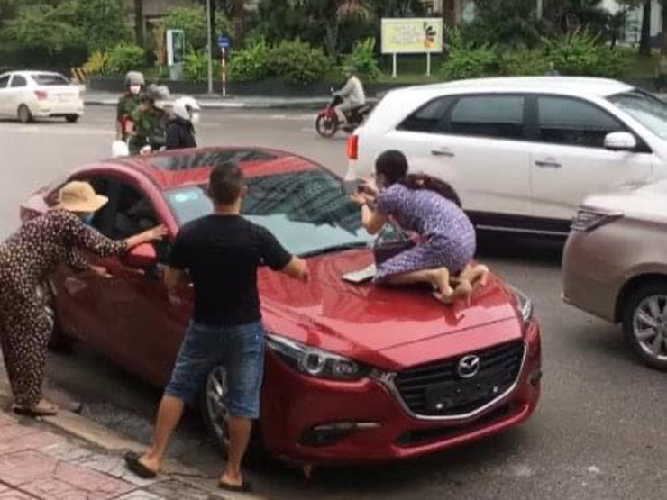 Tin tức trong ngày - Xôn xao clip vợ trèo lên nắp capo chụp ảnh chồng đi cùng người phụ nữ khác