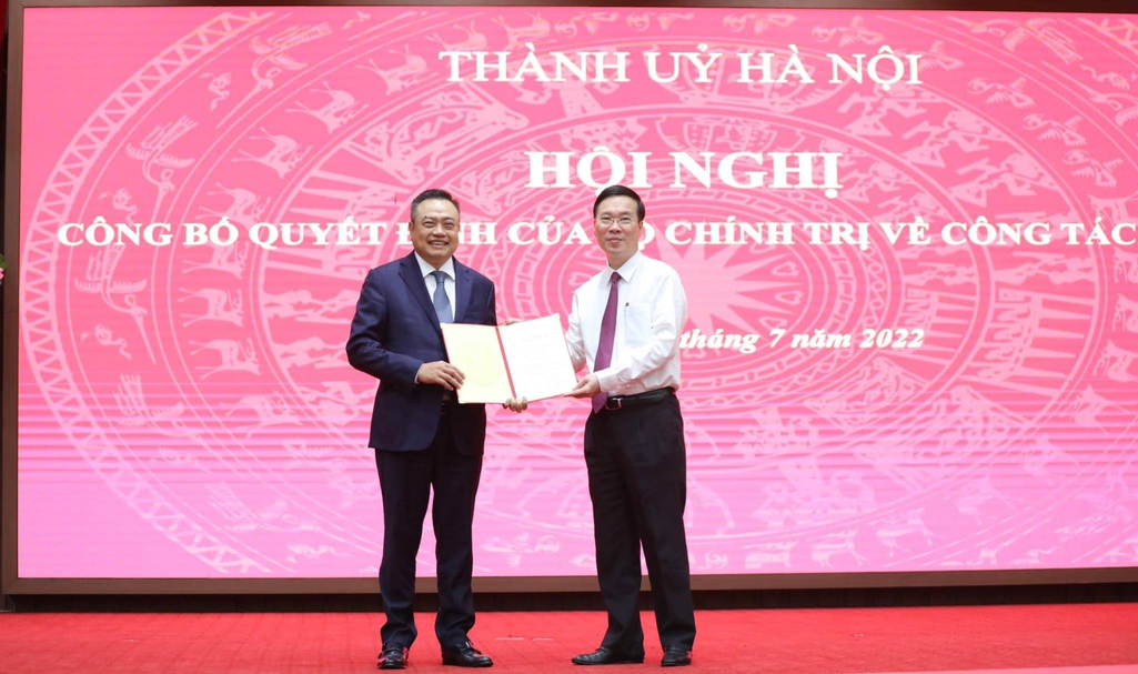 Thường trực Ban Bí thư Võ Văn Thưởng trao Quyết định của Bộ Chính trị cho ông Trần Sỹ Thanh