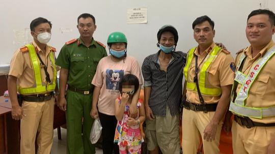 Đội CSGT An Lạc phối hợp Công an xã Tân Kiên tìm người nhà cho bé Q.