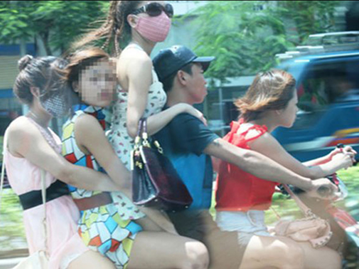 Tranh vui - Giật mình khi vô tình bắt gặp hình ảnh khó tin trên đường phố