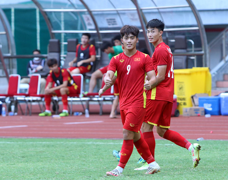 Quốc Việt toả sáng gỡ hoà 1-1 cho U19 Việt Nam trong hiệp hai.