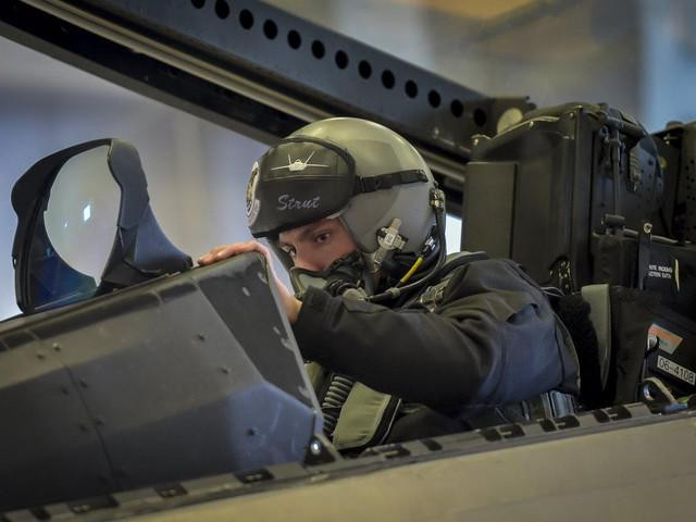 Thế giới - Mỹ phân bổ 100 triệu USD đào tạo phi công Ukraine, sẵn sàng giao tiêm kích hiện đại?