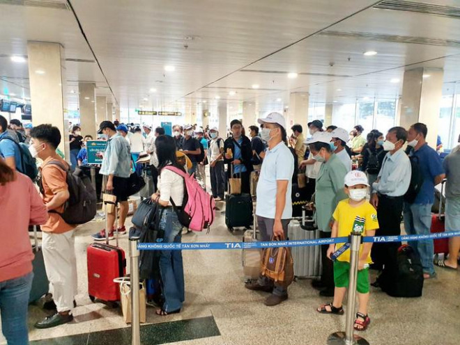 Sân bay Tân Sơn Nhất hiện mỗi ngày đón trên 120.000 lượt hành khách