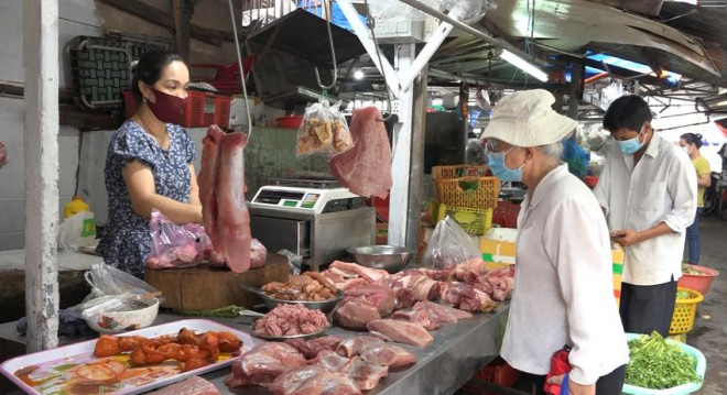 Giá bán lẻ thịt heo tại chợ đã bắt đầu tăng. ẢNH: THU HÀ