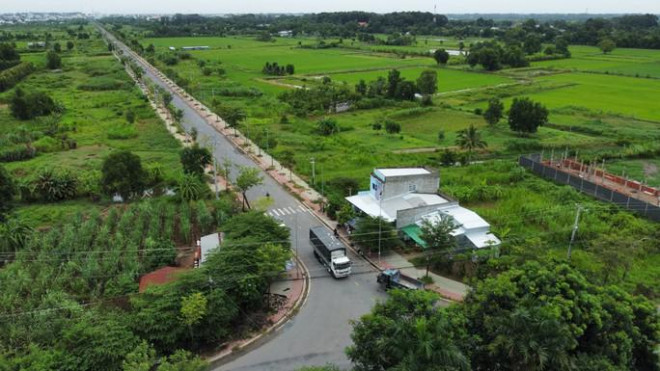 Tuyến đường số 1 đã hoàn thành nhưng đến nay vẫn chưa giải quyết dứt điểm những "lùm xùm" của dự án này