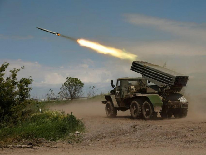 Hệ thống pháo phản lực bắn hoạt của Cộng hòa nhân dân tự xưng Donetsk khai hỏa ở miền Đông Ukraine hôm 28-5. Ảnh: Alexei Alexandrov/AP