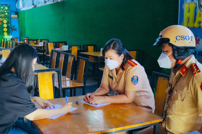 Sau khi được Phòng CSGT đường bộ - đường sắt (PC08) tuyên truyền về những hậu quả nặng nề từ những vụ tai nạn giao thông thương tâm do người điều khiển phương tiện sử dụng rượu bia gây ra, nhiều chủ cơ sở kinh doanh ăn uống đã ký cam kết chấp hành nghiêm Luật Phòng chống tác hại của rượu bia và Luật Giao thông đường bộ.