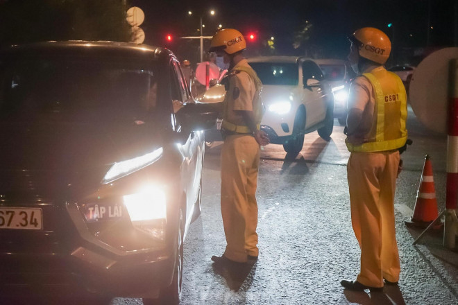 Điển hình là vào tối ngày 15/7, phóng viên Tiền Phong đã có dịp theo chân tổ xử lý chuyên đề nồng độ cồn của trạm CSGT Đa Phước tiến hành lập chốt kiểm tra trên đường Nguyễn Văn Linh và đã phát hiện 1 trường hợp người điều khiển phương tiện vi phạm.