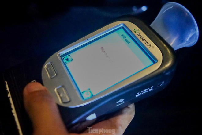 Qua máy đo chuyên dụng, anh L có mức nồng độ cồn là 0,276mg/L khí thở nên tổ công tác tiến hành lập biên bản xử phạt hành chính. Anh L cho biết: “Do bạn bè mời uống xã giao nên tôi chỉ uống 2 lon. Tôi xin cam kết từ nay về sau nếu có uống thì sẽ đặt xe công nghệ về"