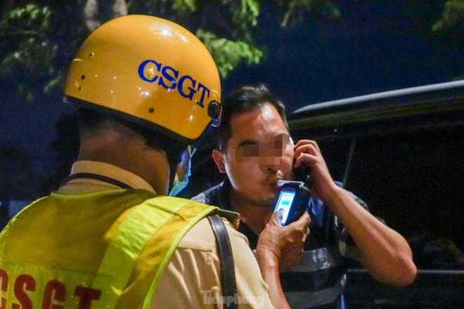 Cụ thể vào lúc 23h10, anh P.H.L (ngụ quận 5) điều khiển xe ô tô hiệu Kia lưu thông từ vòng xoay Nguyễn Văn Linh về quận 7 thì bị CSGT yêu cầu đo nồng độ cồn. Qua máy đo, lực lượng CSGT phát hiện anh L có dấu hiệu sử dụng rượu bia nên đã tiến hành dừng phương tiện kiểm tra nồng độ cồn lần thứ 2 bằng máy đo định lượng.