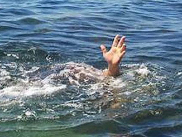 Tin tức trong ngày - Tắm gần cửa cống, 2 bé gái tử vong thương tâm