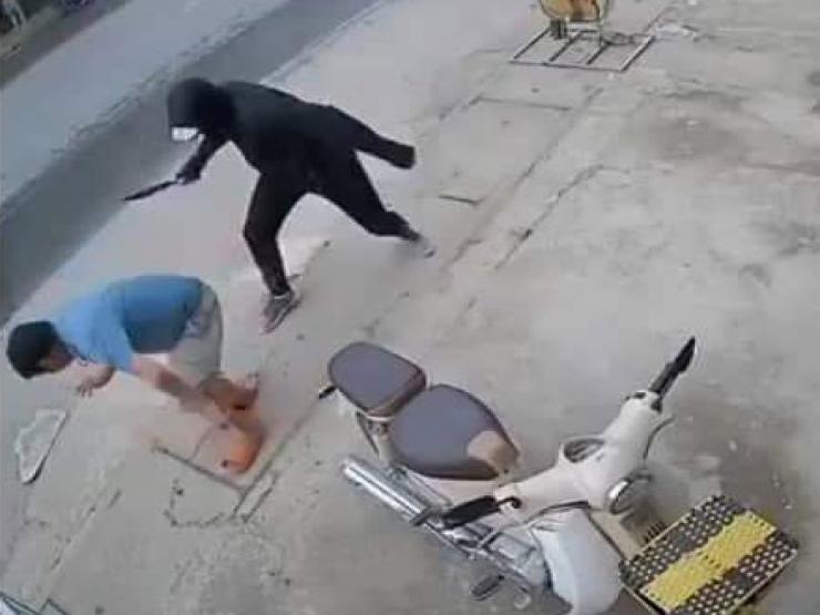 HN: Người đàn ông bị ”ninja” chém gây thương tích kinh hoàng trên phố