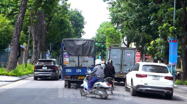 Các xe ô tô vẫn lưu thông theo thói quen, lấn hoàn toàn hướng đường ngược lại.
