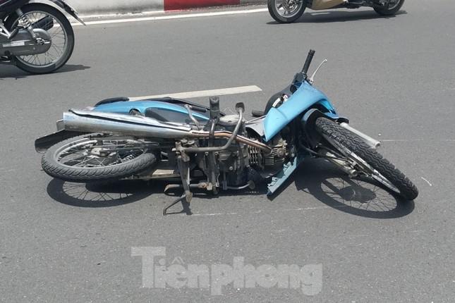 Chiếc xe máy do người đàn ông điều khiển bị hư hỏng nặng