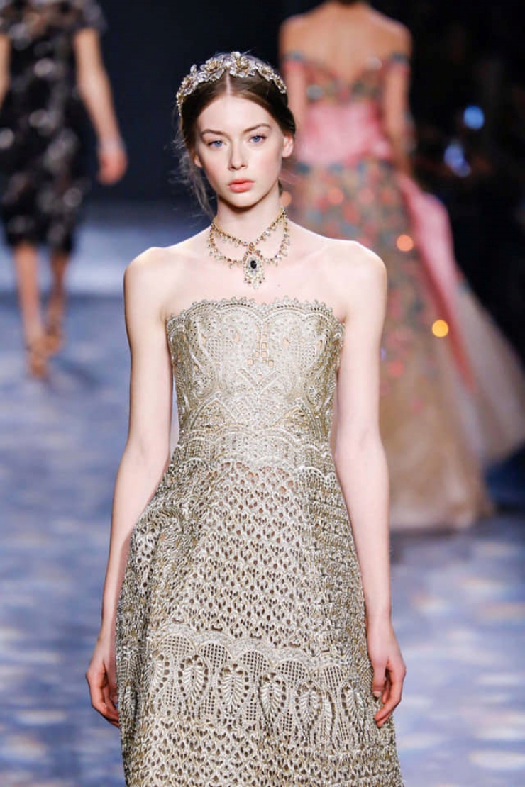 Năm 18 tuổi cô được&nbsp;Miuccia Prada chọn làm người mẫu độc quyền cho show diễn mùa thu của Prada.
