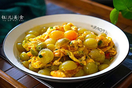 5 phút làm trứng xào cà chua xanh, vừa đẹp mắt vừa ngon miễn bàn