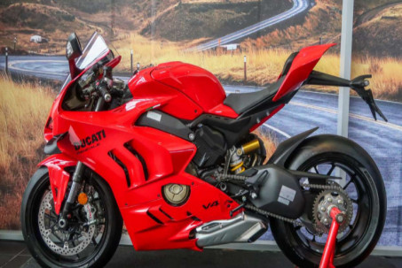 2023 Ducati Panigale V4 cập nhật nhiều trang bị, giá hơn 762 triệu đồng