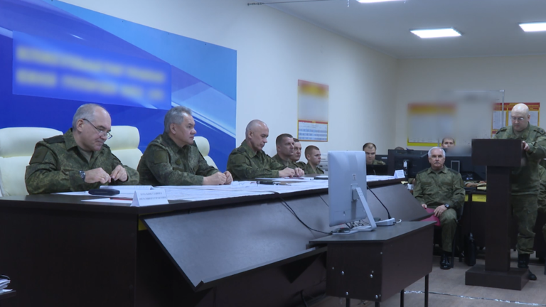 Ông Sergei Shoigu họp cùng nhiều quan chức quân đội (ảnh: RT)