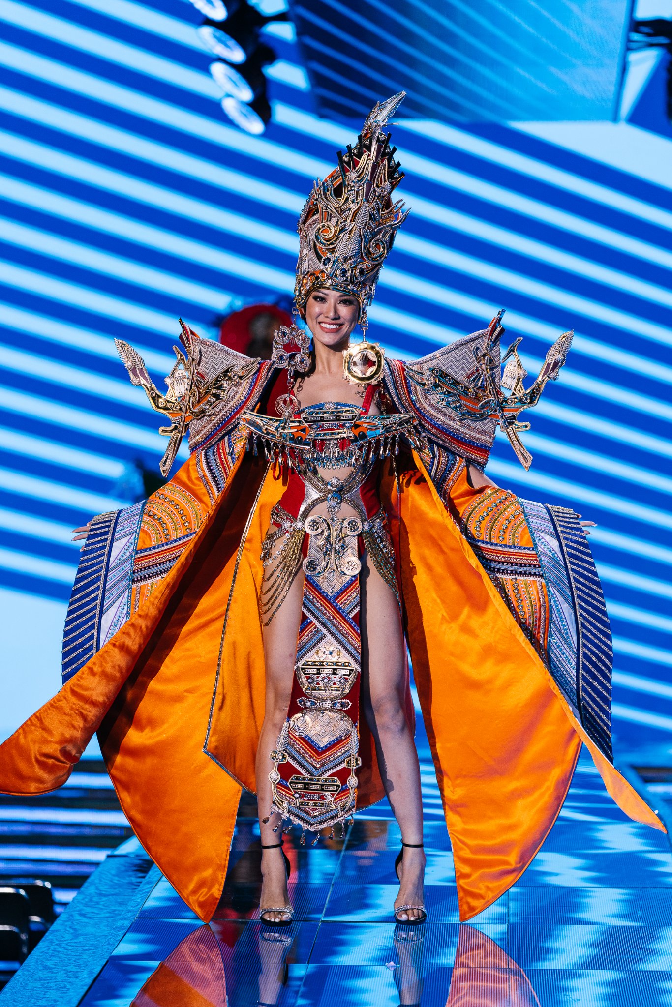 Kim Duyên trình diễn trang phục dân tộc tại cuộc thi.