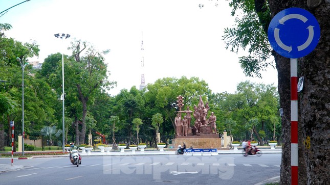 Khu vực Tượng đài "Công an nhân dân vì dân phục vụ" sắp khánh thành được điều chỉnh luồng giao thông với bùng binh, vạch kẻ đường và biển chỉ dẫn mới.