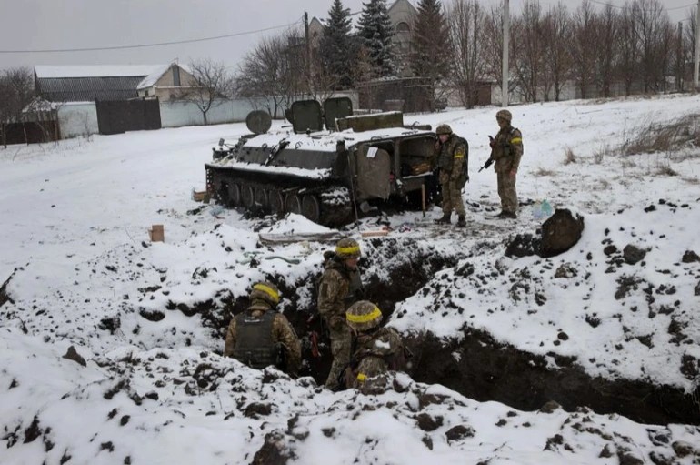 Ukraine chịu tổn thất lớn về lực lượng khi Nga chuyển sang chiến thuật tấn công bằng pháo (ảnh: Guardian)