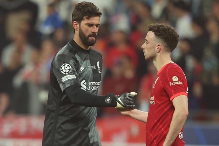 Liverpool nguy cơ không có Alisson và Jota khi đấu Man City