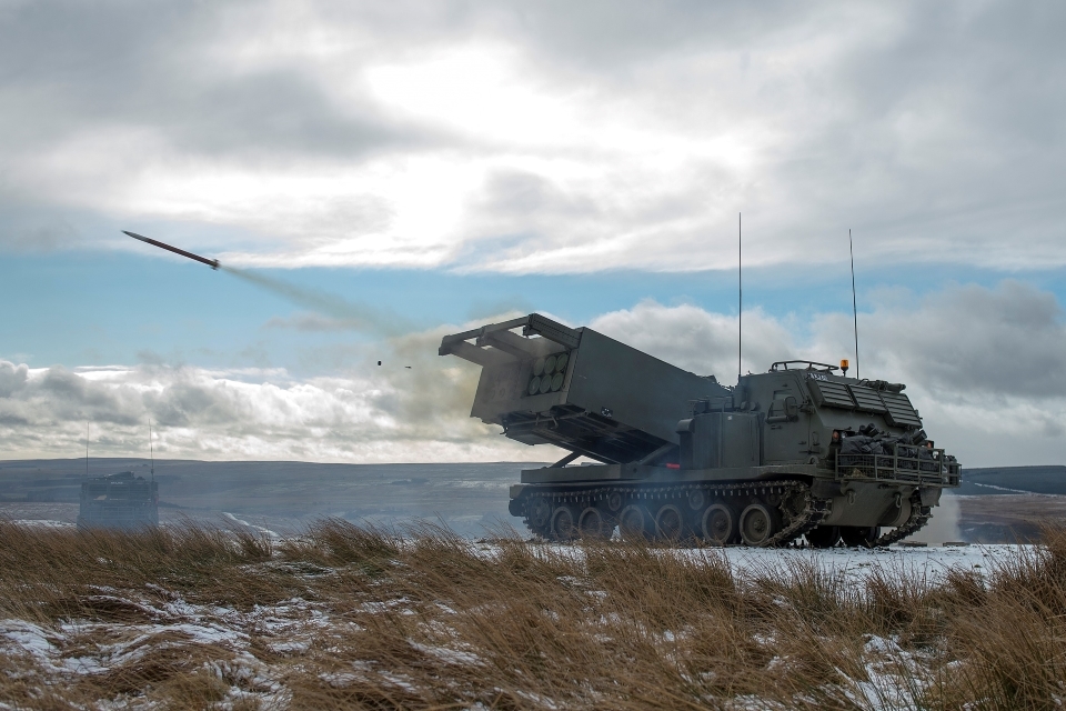 Tổ hợp pháo MLRS M270 của Anh khai hỏa (ảnh: RT)