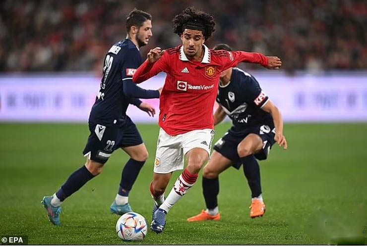 Zidane Iqbal (giữa) gây ấn tượng trong hiệp 2 khi vào sân cùng MU đại thắng Melbourne Victory trên sân khách