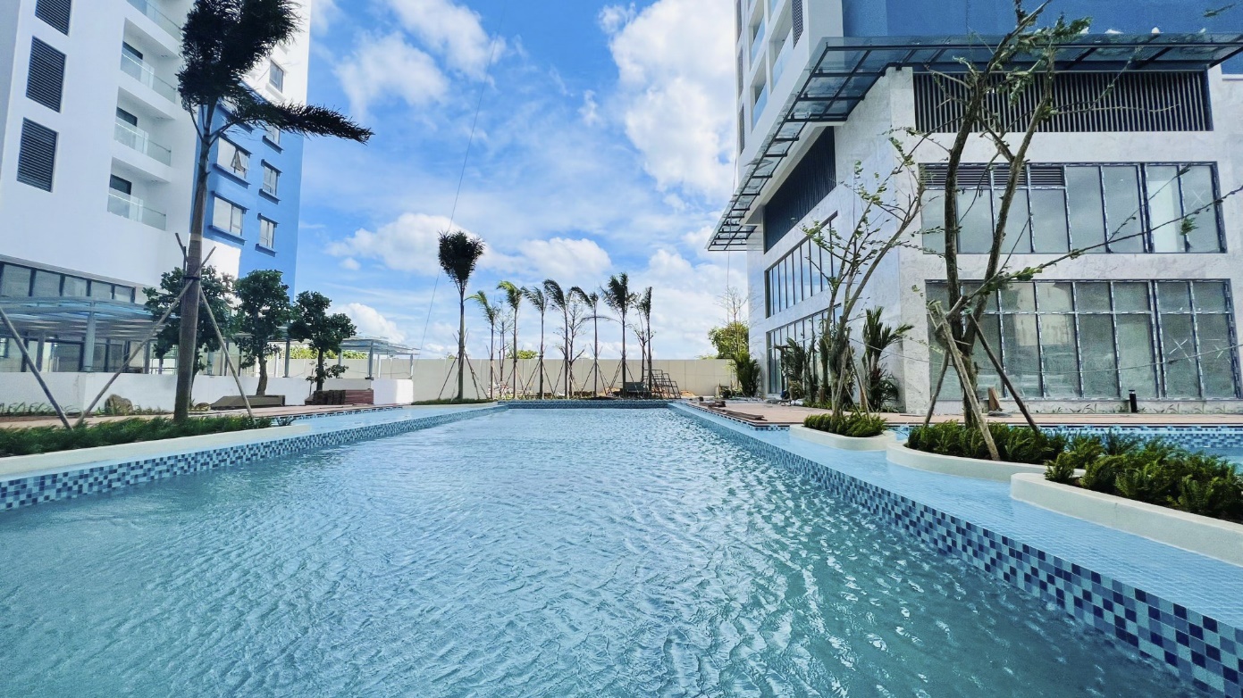 Hồ bơi xanh mát trong nội khu tòa căn hộ C-Sky View. Ảnh: Cen Sài Gòn.