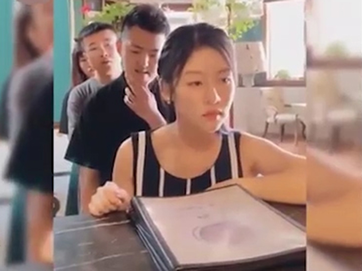 Clip hài hước - Người đẹp có hành động bất ngờ nơi công cộng khiến bao người phải giật mình