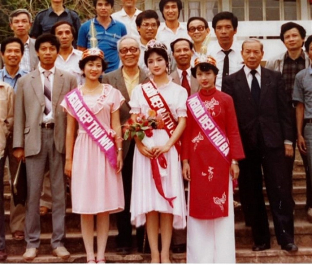 Hoa hậu Giáng My (đứng giữa) trong bức ảnh chụp thời điểm&nbsp;đăng quang năm 1992.