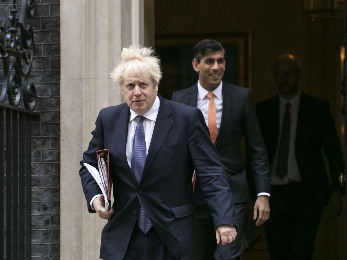 Thủ tướng Anh Boris Johnson và cựu Bộ trưởng Tài chính Rishi Sunak (ảnh: RT)
