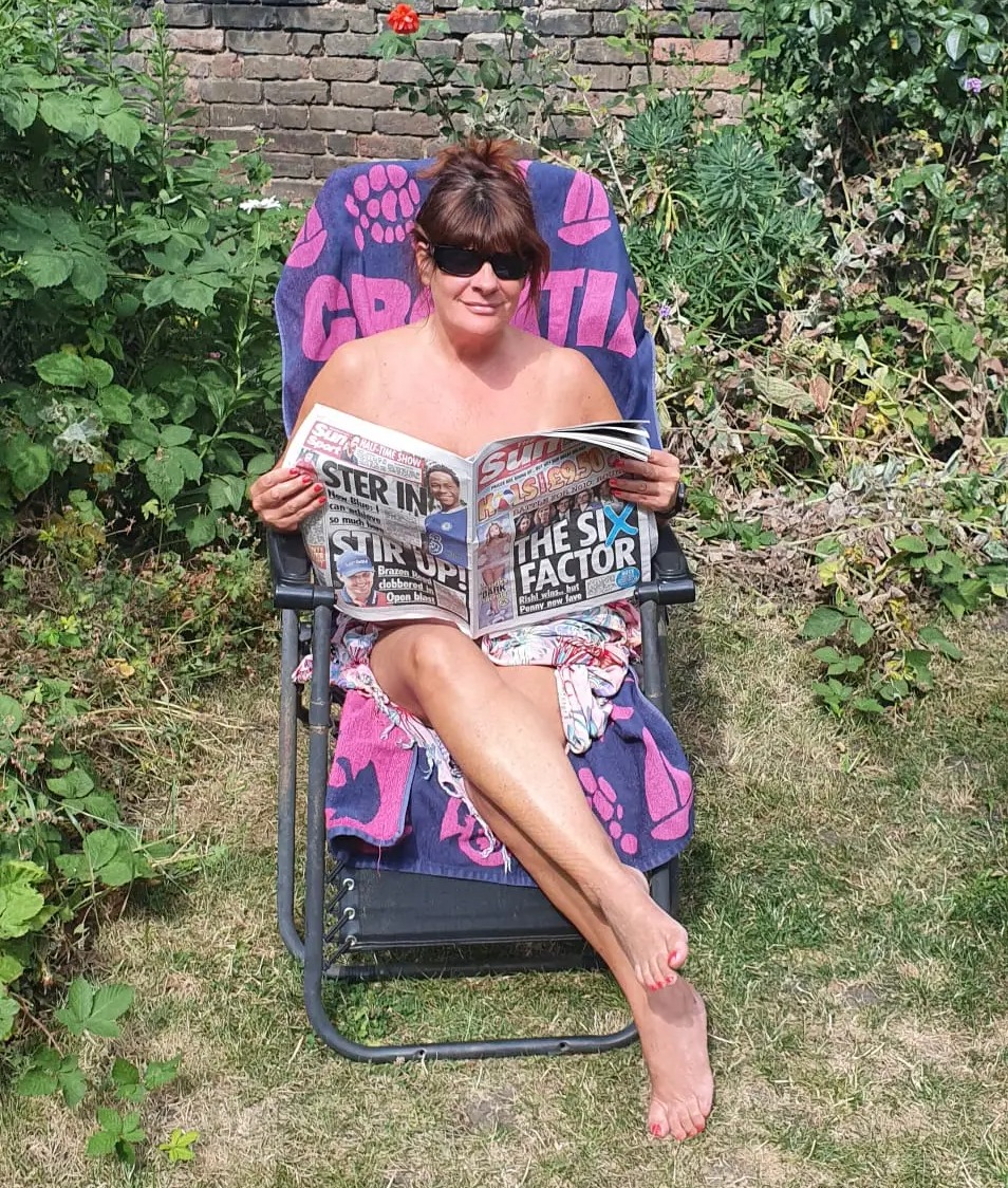 Khi thời tiết nóng lên, nhà văn Mel Fallowfield sẽ vui vẻ để ngực trần tắm nắng