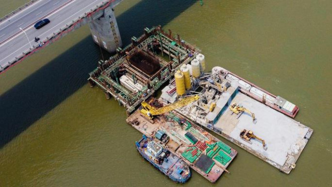 Để đẩy nhanh tiến độ, liên danh nhà thầu đang huy động 500 công nhân làm việc 3 ca, 10 sà lan 1.000 tấn vận chuyển vật liệu trên sông, 3 trạm trộn bêtông cùng nhiều máy móc, thiết bị khác trên bờ để đồng bộ thi công trụ cầu.