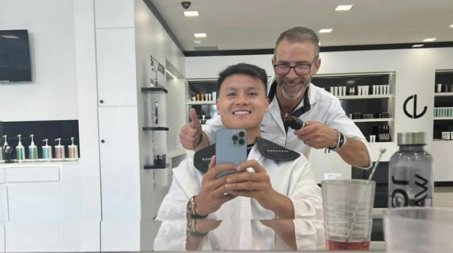 Quang Hải đi cắt tóc tại Pháp. Ảnh FB Nguyễn Đắc Văn