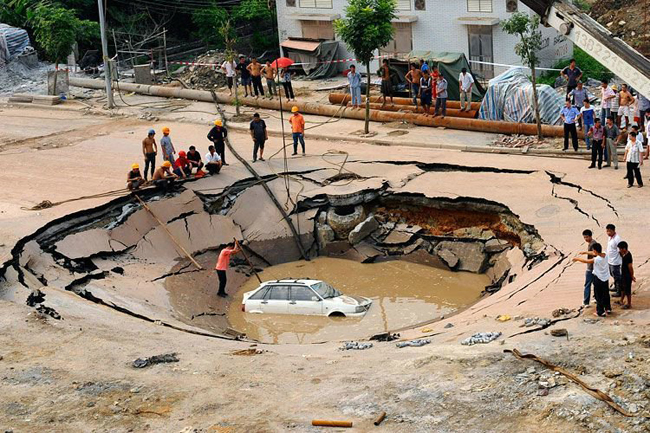 Không biết rơi từ hành tinh nào xuống mà mạnh thế này.
