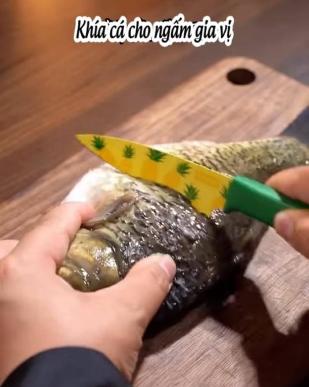 Sau khi sơ chế cá, bạn khía cá cho cá ngấm gia vị nhanh và đều hơn.