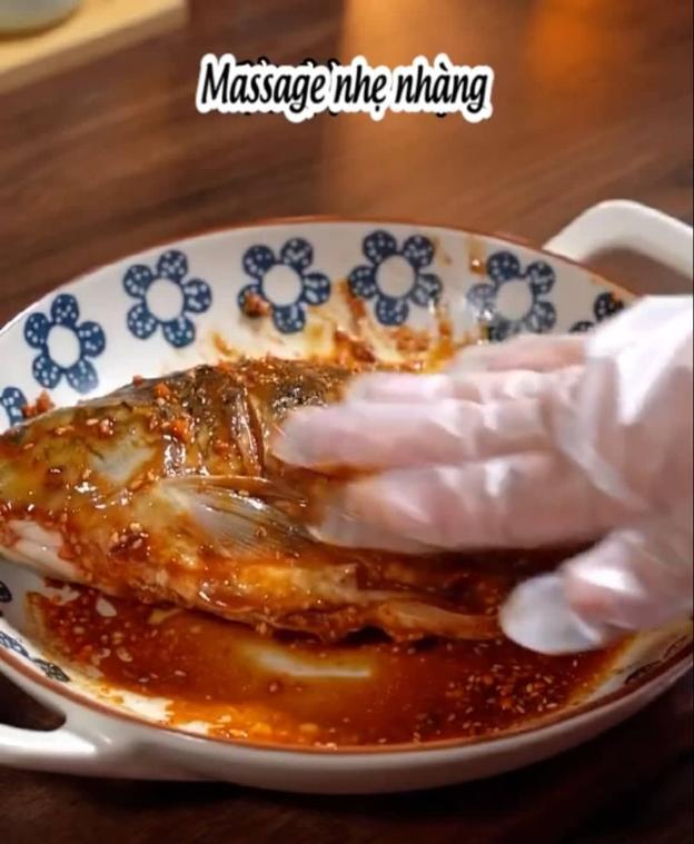 Bạn dùng găng tay xoa thật đều gia vị ướp khắp mình cá cả trong lẫn ngoài rồi để khoảng 30p cho cá ngấm gia vị.