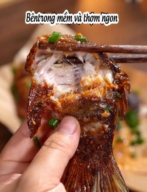 Cuối cùng bạn sẽ có một món cá nướng thơm phức, đậm vị, bên ngoài giòn rụm, bên trong ngọt mềm để đãi cả nhà.