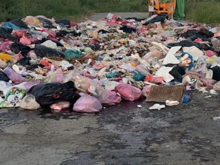 Kinh doanh - Tìm thấy túi đựng 80 triệu sau khi đào bới 5 tấn rác