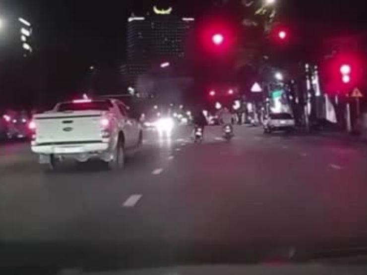 Tin tức trong ngày - Clip: Phóng xe máy vun vút vượt đèn đỏ, tài xế gây tai họa rồi nằm gục