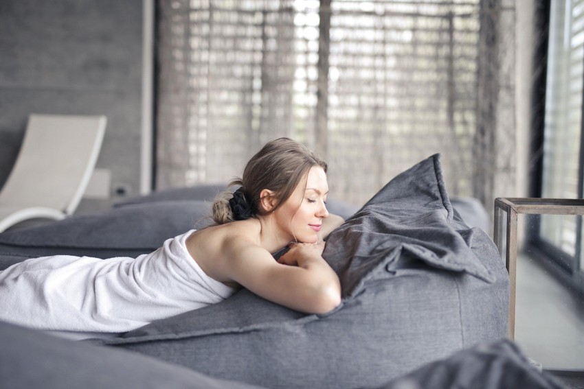 Làm lạnh ga trải giường và vỏ gối sẽ giúp bạn ngủ ngon hơn. Ảnh: Pexels