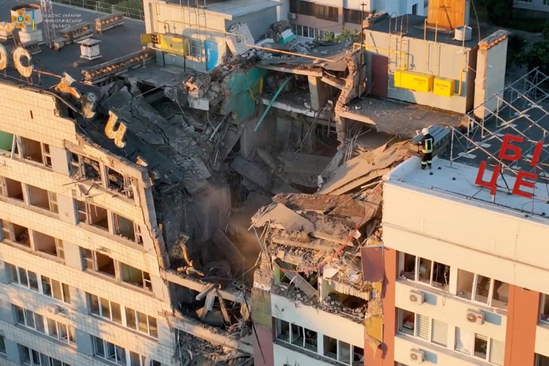 Một tòa nhà ở Mykolaiv hư hại nghiêm trọng do giao tranh (ảnh: SCMP)