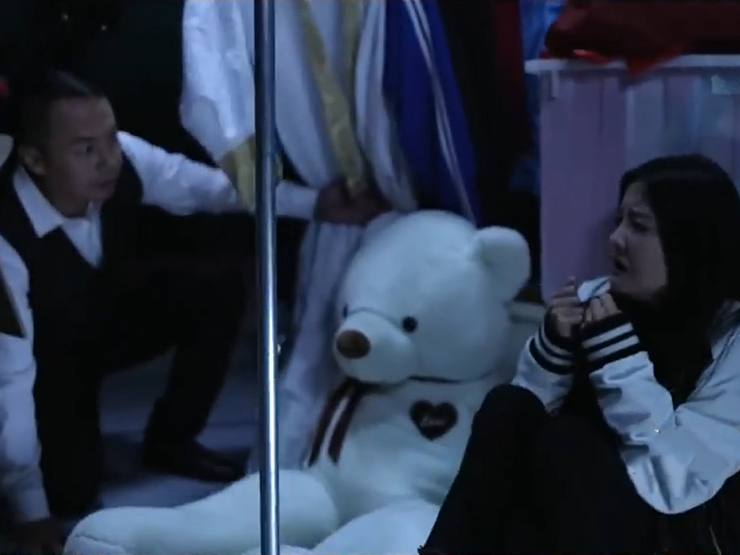 Clip hài hước - Màn chơi trốn tìm của sếp khiến nhân viên phải thót tim