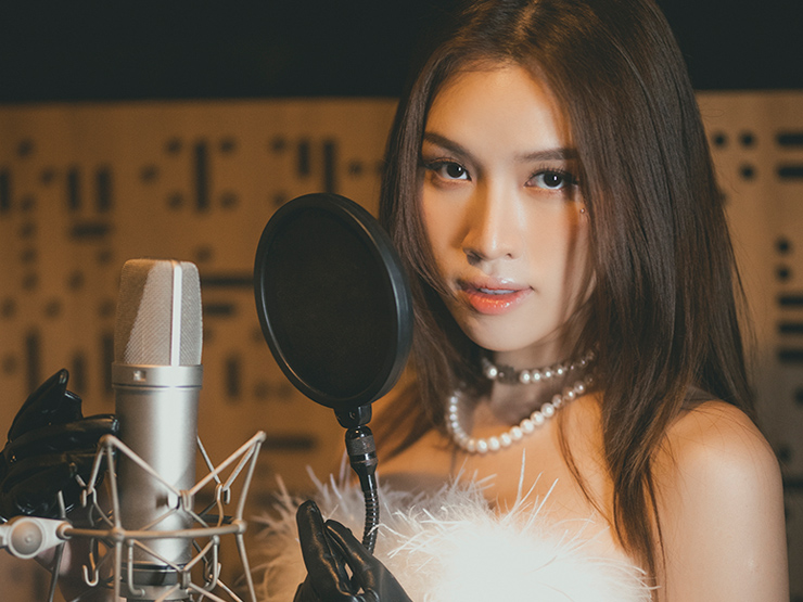 Ca nhạc - MTV - MC Thanh Thanh Huyền cầm mic khoe dáng nuột, chuẩn bị lấn sân làm ca sĩ?